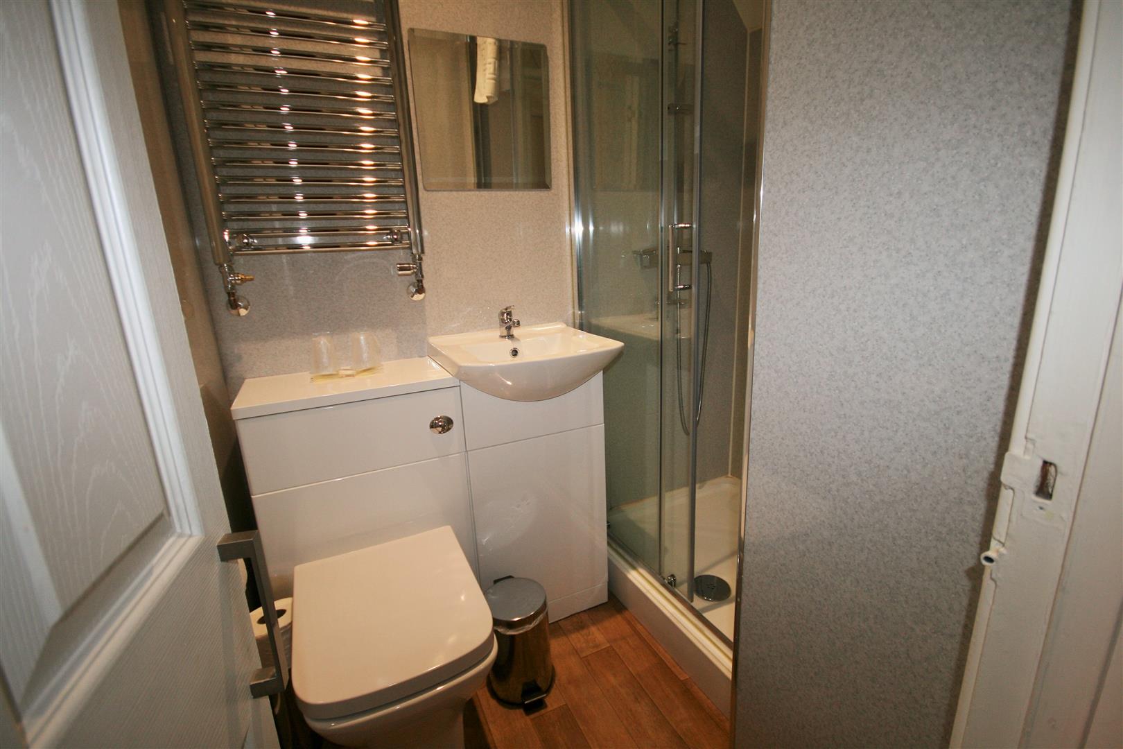 EN SUITE